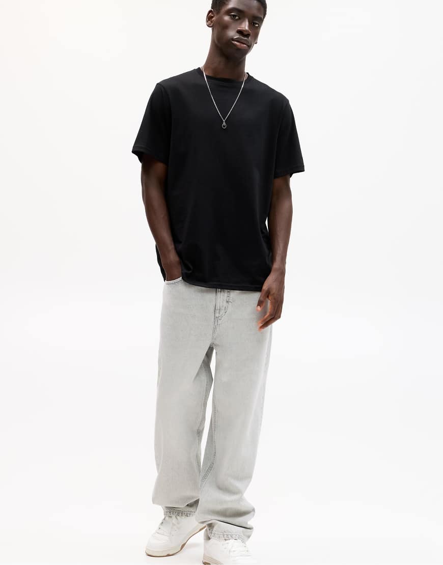 Pull & Bear - Kurzärmliges Basic-T-Shirt aus Baumwolle in Schwarz von Pull & Bear