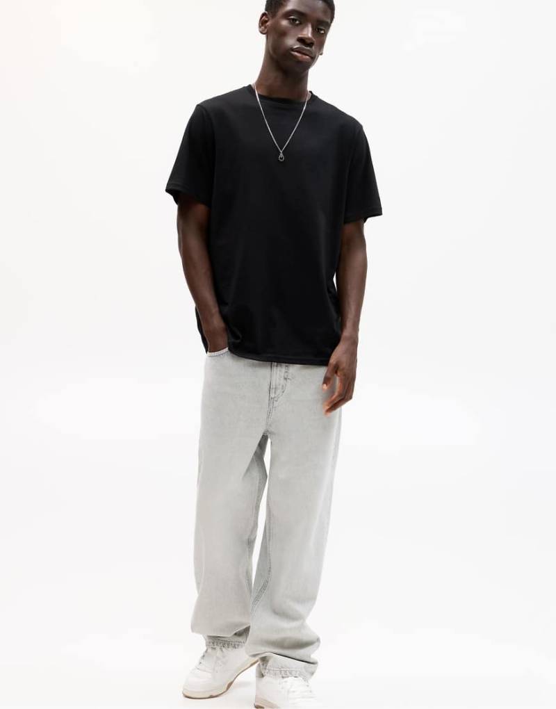 Pull & Bear - Kurzärmliges Basic-T-Shirt aus Baumwolle in Schwarz von Pull & Bear