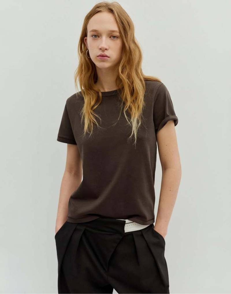 Pull & Bear - Kurzärmliges Basic-T-Shirt in Braun-Brown von Pull & Bear