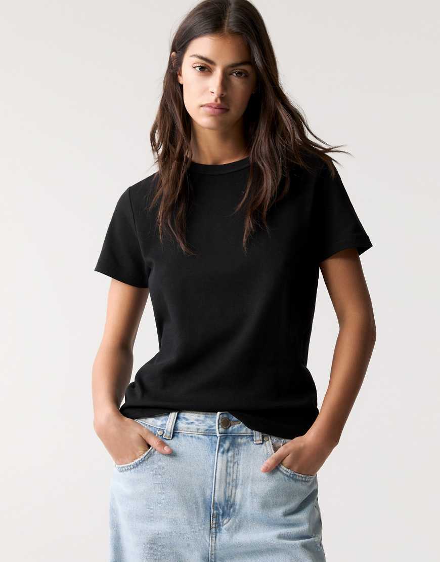 Pull & Bear - Kurzärmliges Basic-T-Shirt in marmoriertem Schwarz von Pull & Bear
