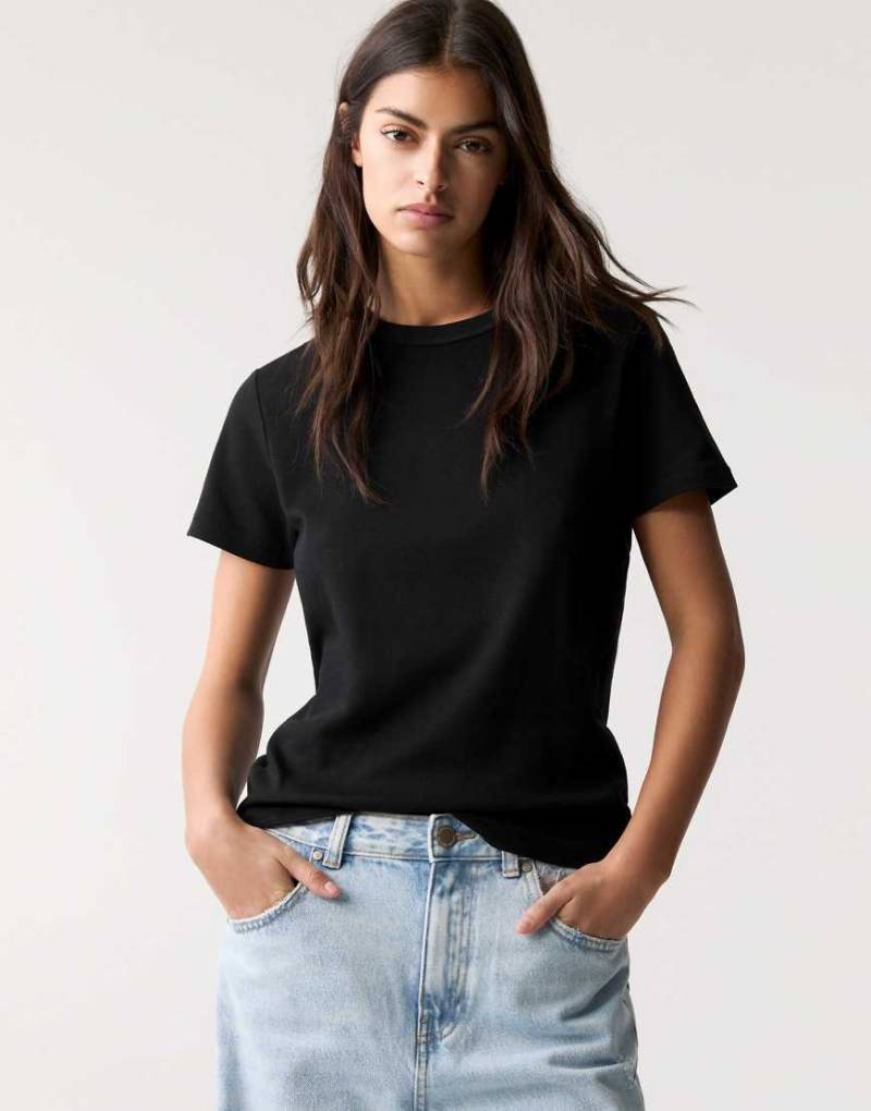 Pull & Bear - Kurzärmliges Basic-T-Shirt in marmoriertem Schwarz von Pull & Bear