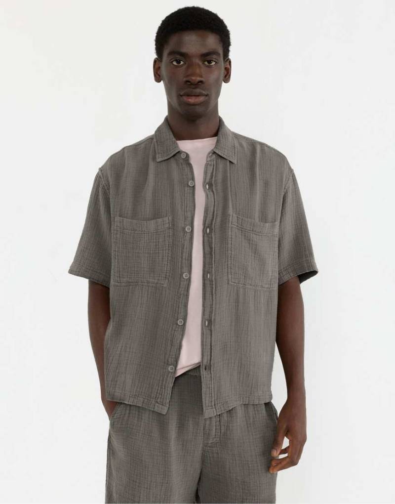 Pull & Bear - Kurzärmliges Chiffon-Hemd in Dunkelgrau von Pull & Bear
