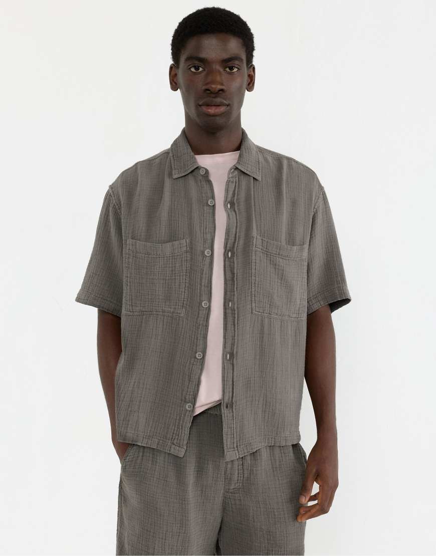 Pull & Bear - Kurzärmliges Chiffon-Hemd in Dunkelgrau Pull & Bear - Kurzärmliges Chiffon-Hemd in Dunkelgrau von Pull & Bear