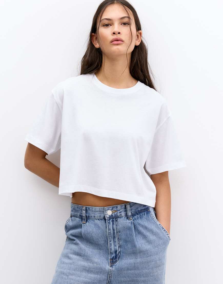 Pull & Bear - Kurzärmliges Cropped-T-Shirt in Weiß von Pull & Bear