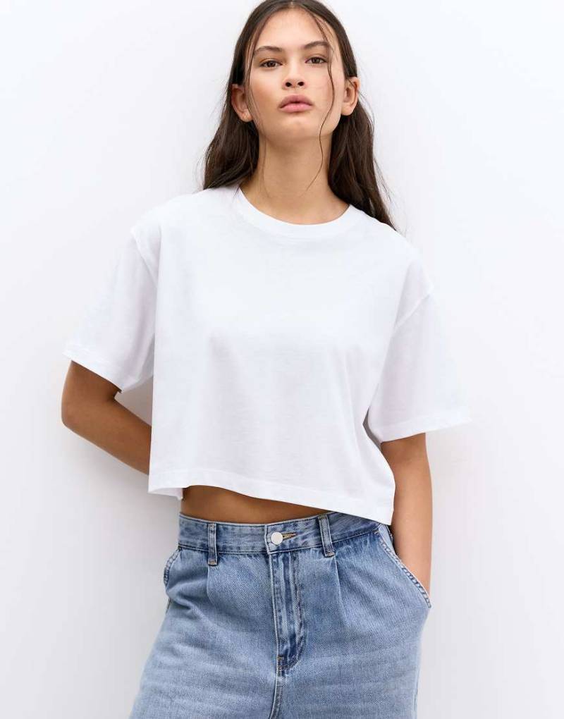 Pull & Bear - Kurzärmliges Cropped-T-Shirt in Weiß von Pull & Bear