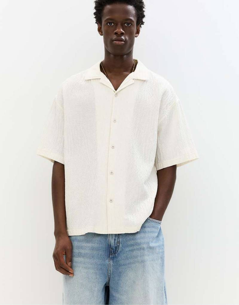 Pull & Bear - Kurzärmliges Hemd aus Krepp in Wollweiß von Pull & Bear