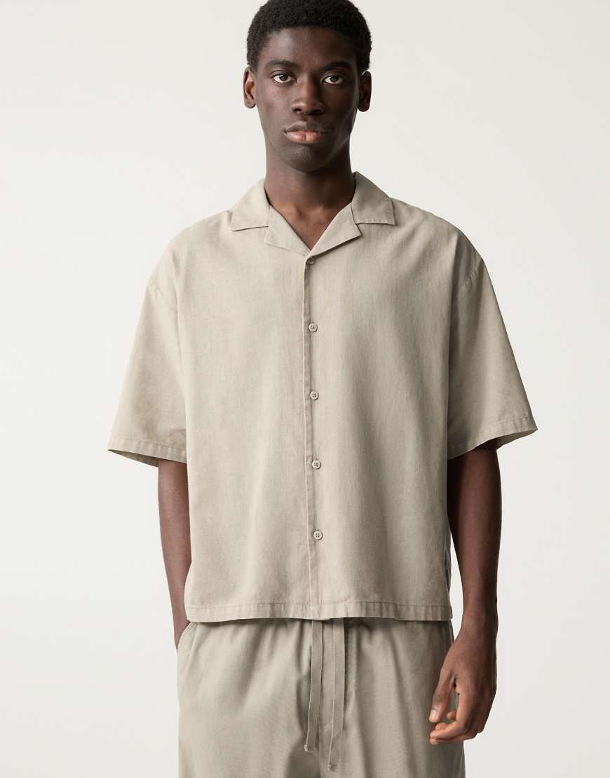 Pull & Bear - Kurzärmliges Hemd aus Leinenmix in Ocker-Braun Pull & Bear - Kurzärmliges Hemd aus Leinenmix in Ocker-Braun von Pull & Bear