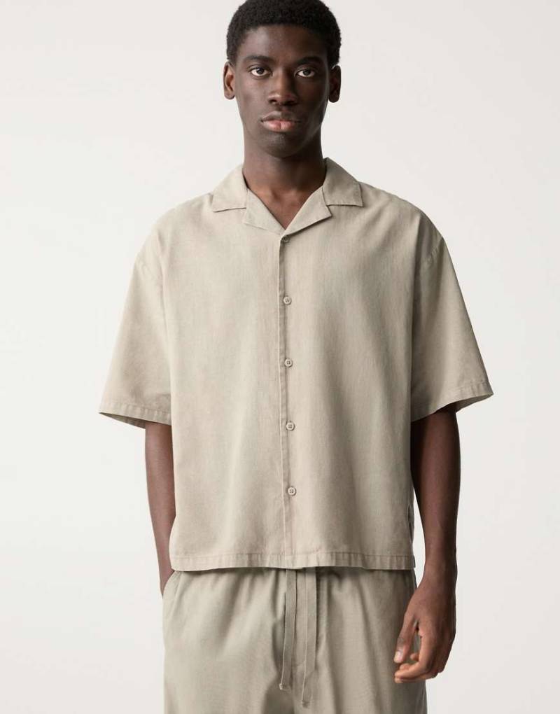 Pull & Bear - Kurzärmliges Hemd aus Leinenmix in Ocker-Braun von Pull & Bear