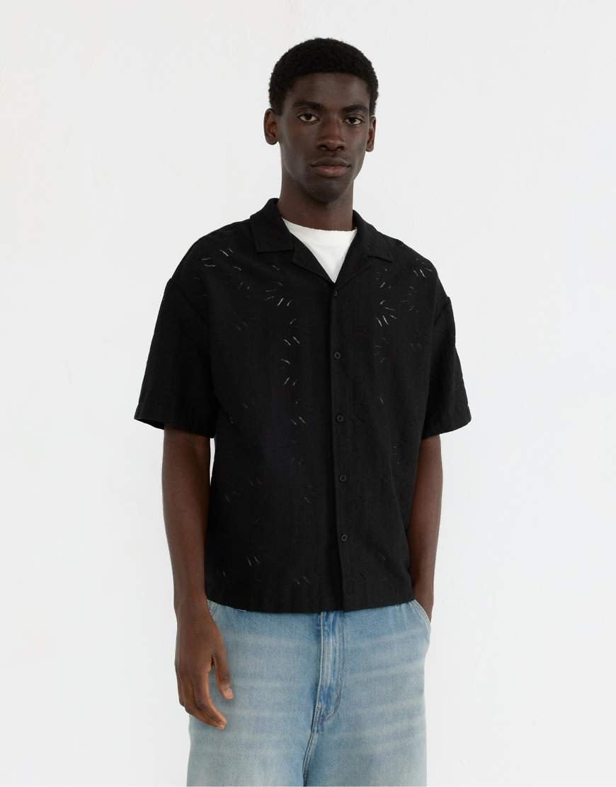 Pull & Bear - Kurzärmliges Hemd aus durchbrochenem Stoff in Schwarz Pull & Bear - Kurzärmliges Hemd aus durchbrochenem Stoff in Schwarz von Pull & Bear