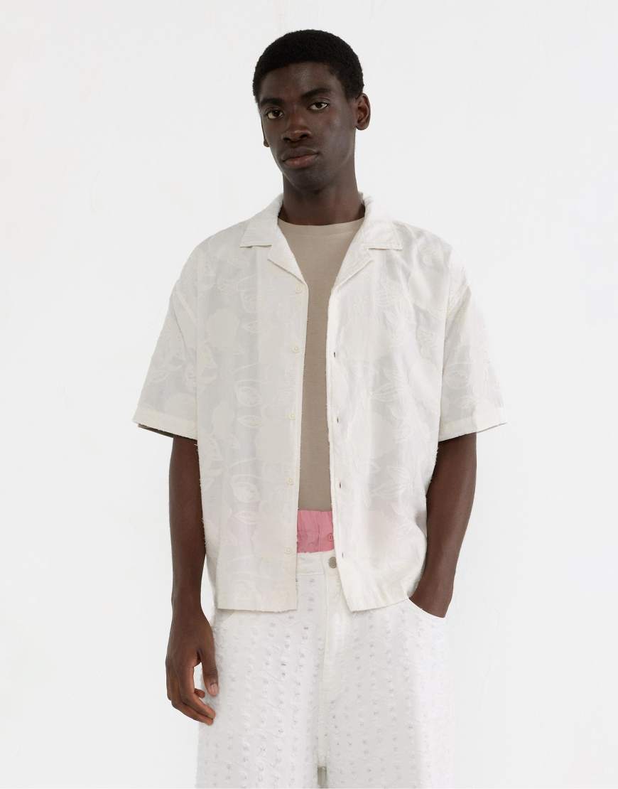 Pull & Bear - Kurzärmliges Hemd aus floralem Jacquard in Wollweiß Pull & Bear - Kurzärmliges Hemd aus floralem Jacquard in Wollweiß von Pull & Bear