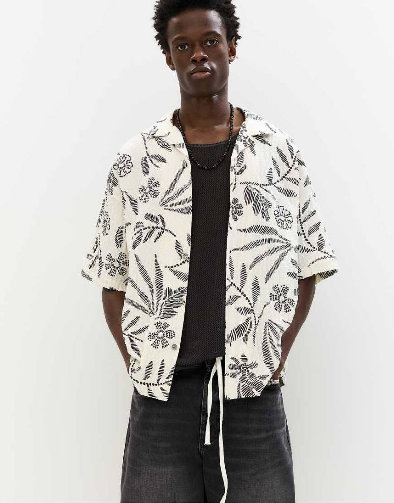 Pull & Bear - Kurzärmliges Hemd aus gemustertem Crepe-Stoff in Wollweiß von Pull & Bear