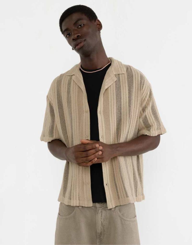 Pull & Bear - Kurzärmliges Hemd in Sand mit Lochmuster-Neutral von Pull & Bear