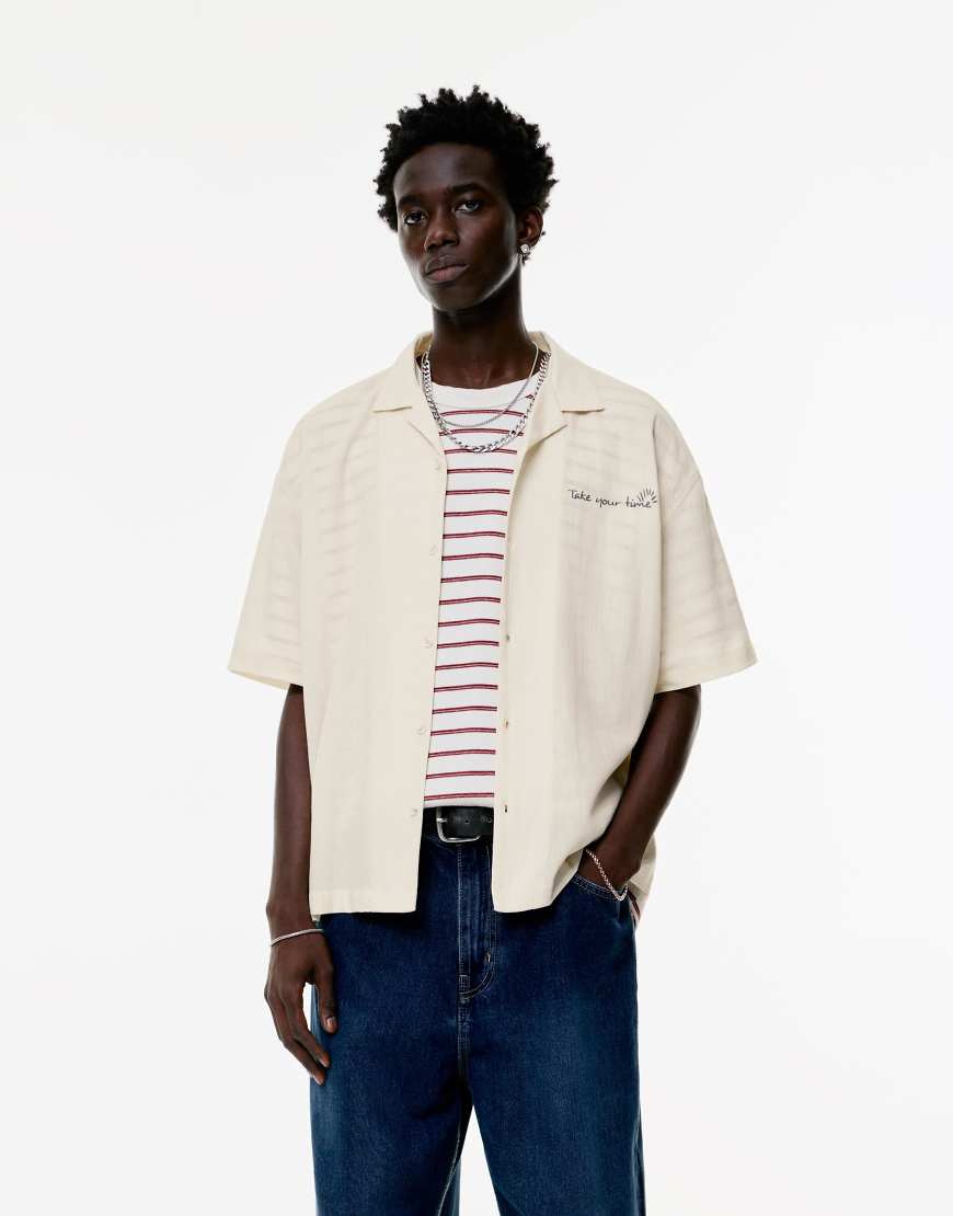Pull & Bear - Kurzärmliges Hemd in Wollweiß mit Schriftzug Pull & Bear - Kurzärmliges Hemd in Wollweiß mit Schriftzug von Pull & Bear