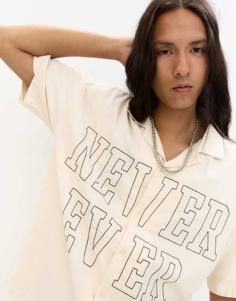 Pull & Bear - Kurzärmliges Hemd in Wollweiß mit aufgesticktem Schriftzug von Pull & Bear