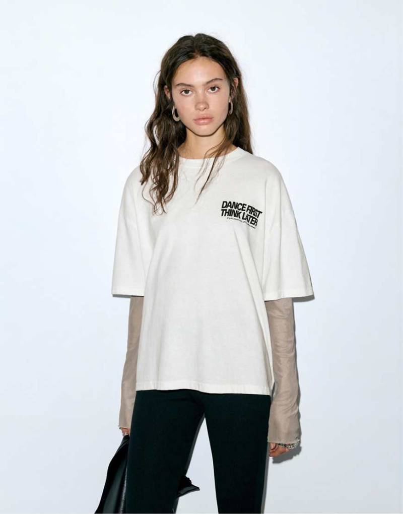 Pull & Bear - Kurzärmliges Oberteil in Eisgrau-Weiß von Pull & Bear