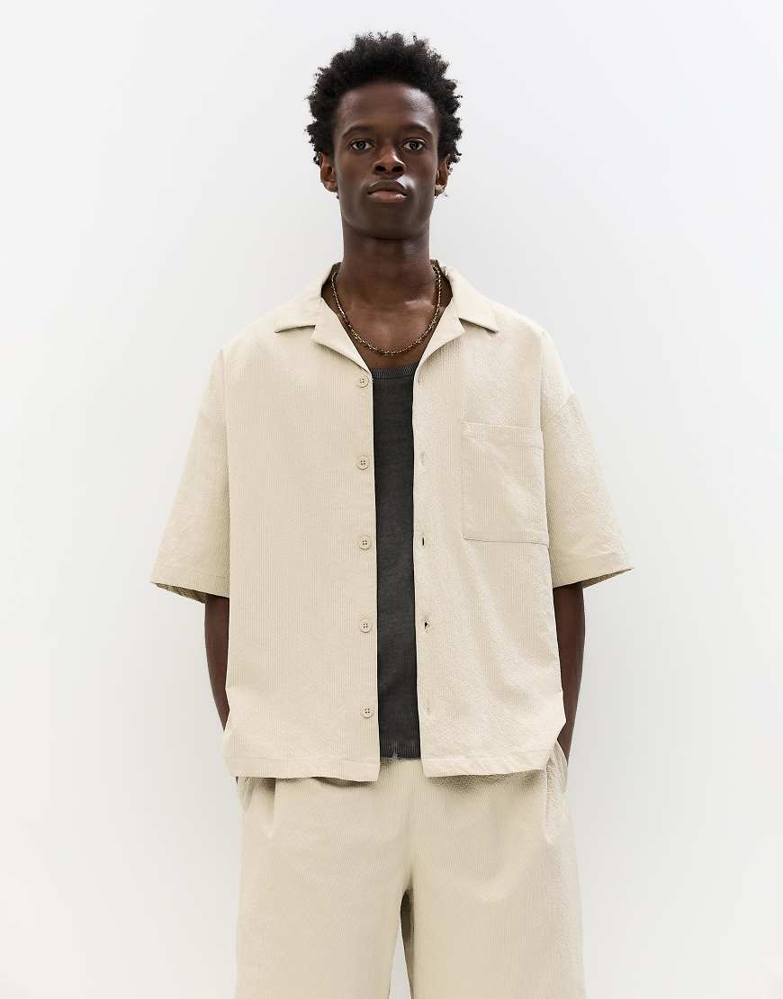 Pull & Bear - Kurzärmliges Seersucker-Hemd in Sand-Neutral Pull & Bear - Kurzärmliges Seersucker-Hemd in Sand-Neutral von Pull & Bear