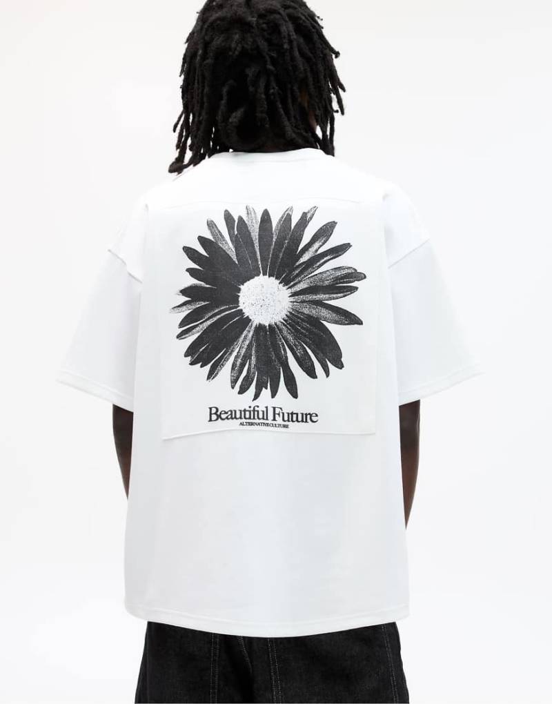 Pull & Bear - Kurzärmliges Sweatshirt in Wollweiß mit Blumenprint von Pull & Bear