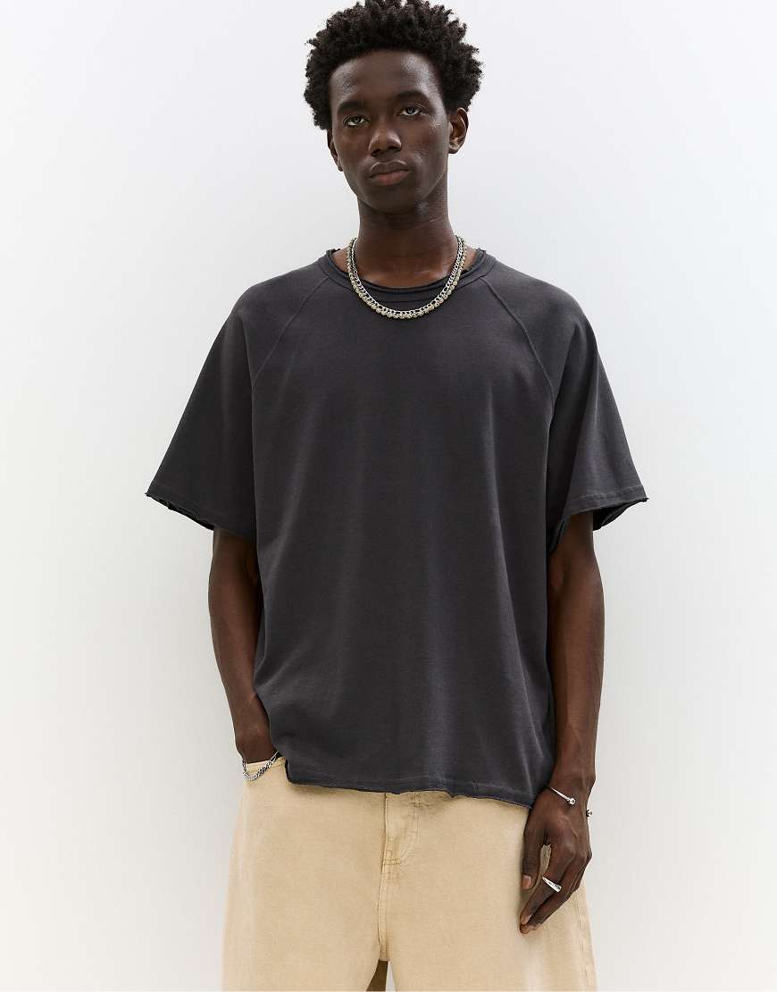 Pull & Bear - Kurzärmliges T-Shirt in Schwarz mit Besätzen von Pull & Bear