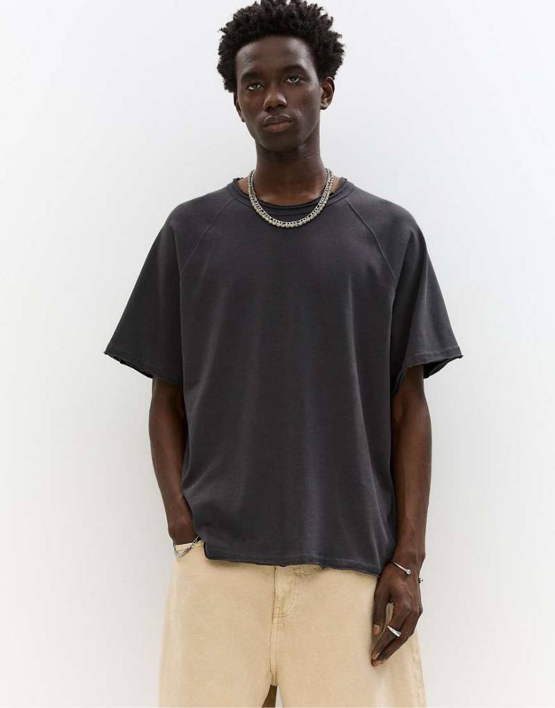 Pull & Bear - Kurzärmliges T-Shirt in Schwarz mit Besätzen von Pull & Bear