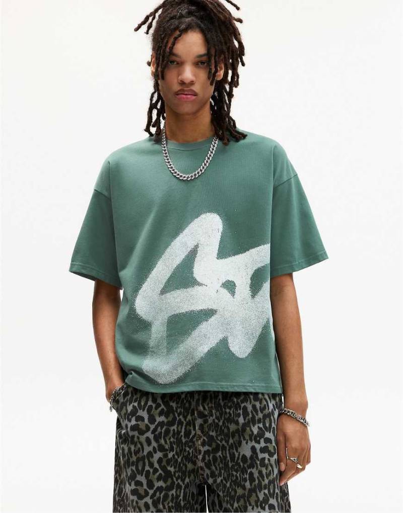 Pull & Bear - Kurzärmliges T-Shirt in verblasstem Grün mit Stwd-Grafik von Pull & Bear