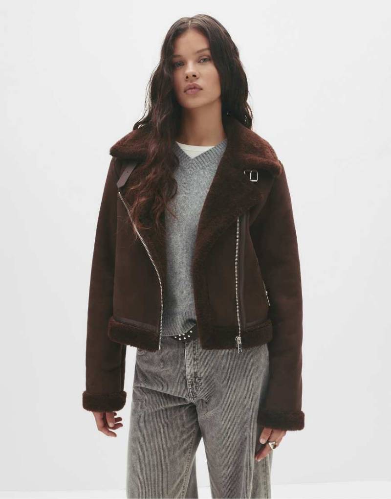 Pull & Bear - Kurze, doppelseitige Jacke in Schokobraun-Brown von Pull & Bear