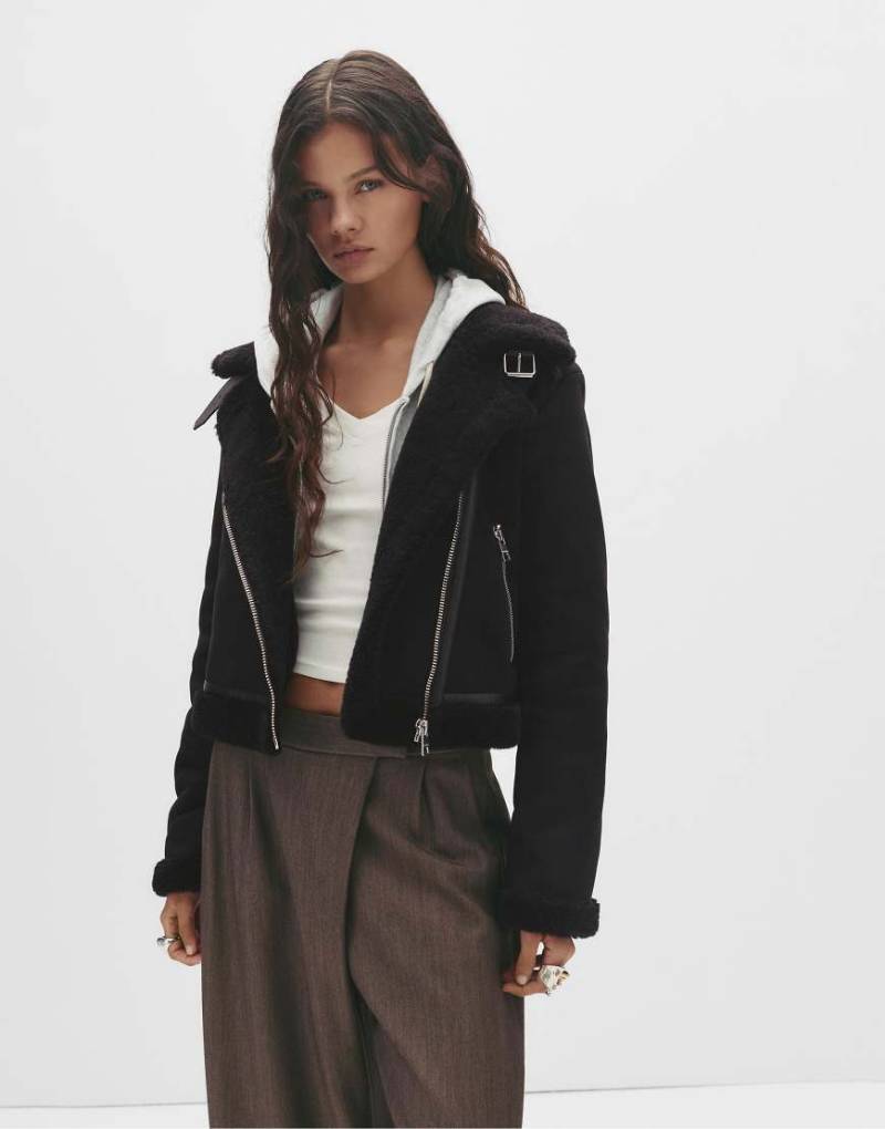 Pull & Bear - Kurze, doppelseitige Jacke in Schwarz von Pull & Bear