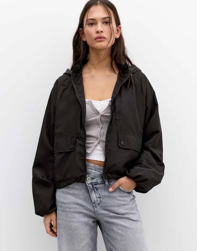 Pull & Bear - Kurze, leichte Jacke in Schwarz mit Kapuze von Pull & Bear