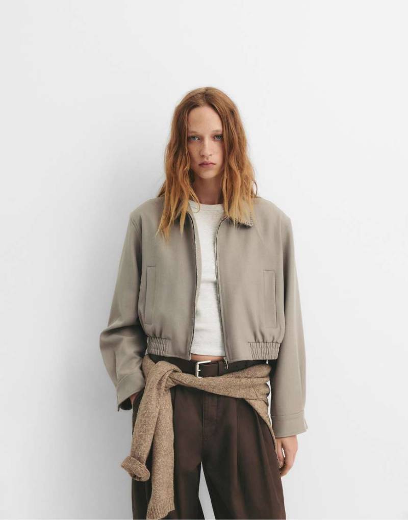 Pull & Bear - Kurze, taillierte Jacke in Taupe-Grau von Pull & Bear