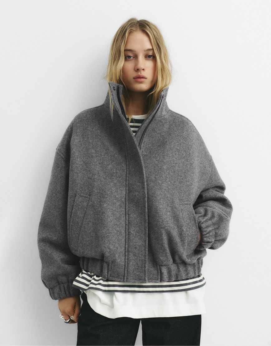 Pull & Bear - Kurze Oversize-Jacke in Dunkelgrau meliert mit Filzstruktur Pull & Bear - Kurze Oversize-Jacke in Dunkelgrau meliert mit Filzstruktur von Pull & Bear