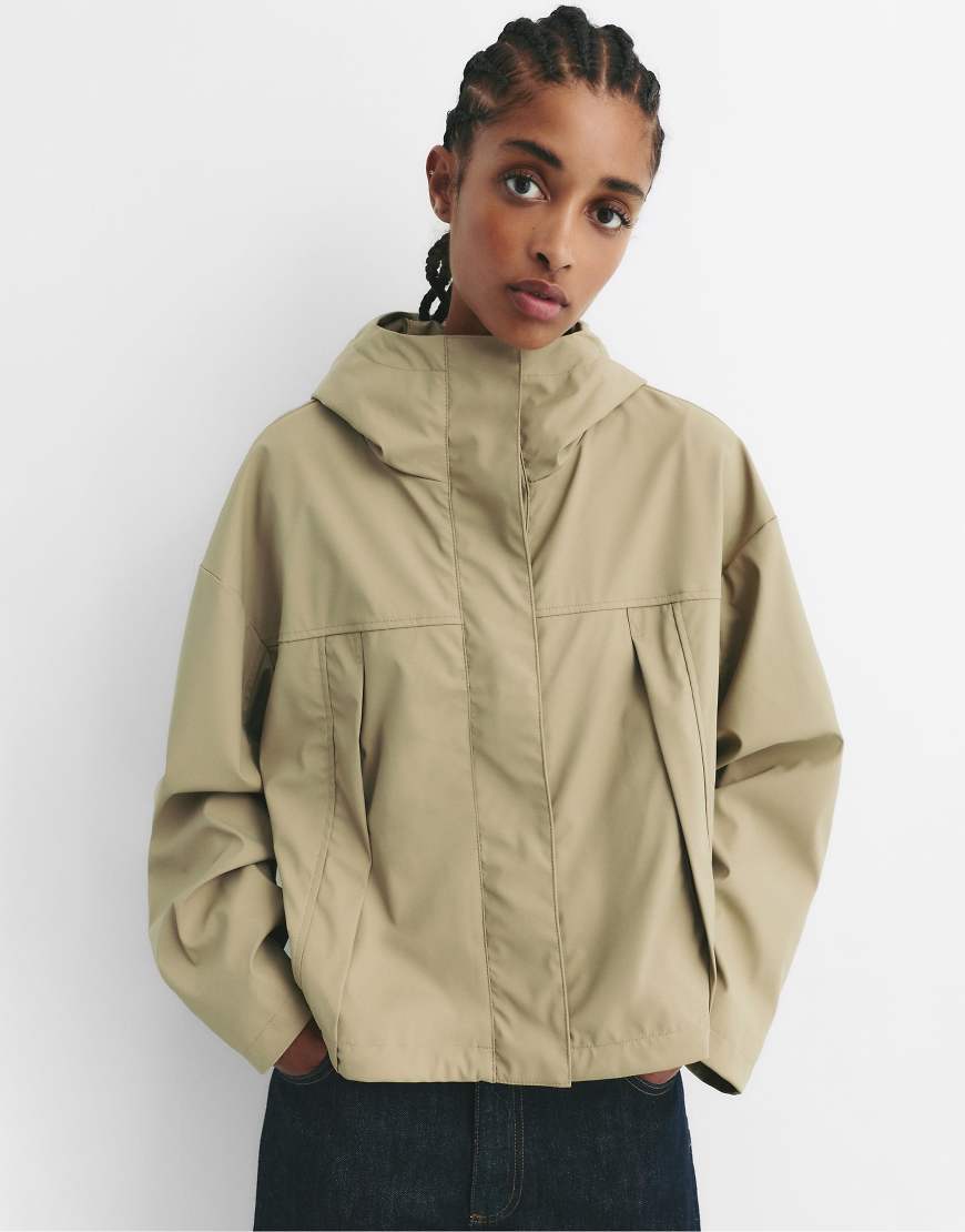 Pull & Bear - Kurze Regenjacke in Blassgrün mit Kapuze von Pull & Bear