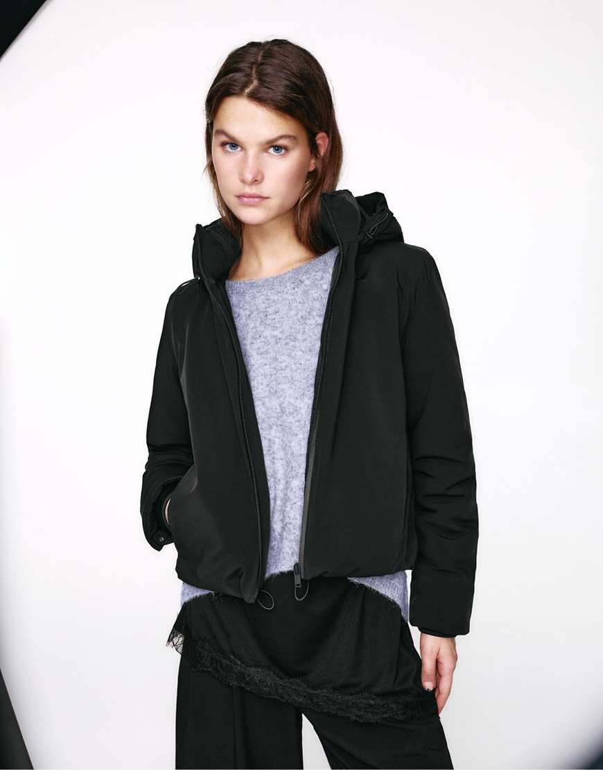 Pull & Bear - Kurze Regenjacke in Schwarz mit Kapuze von Pull & Bear