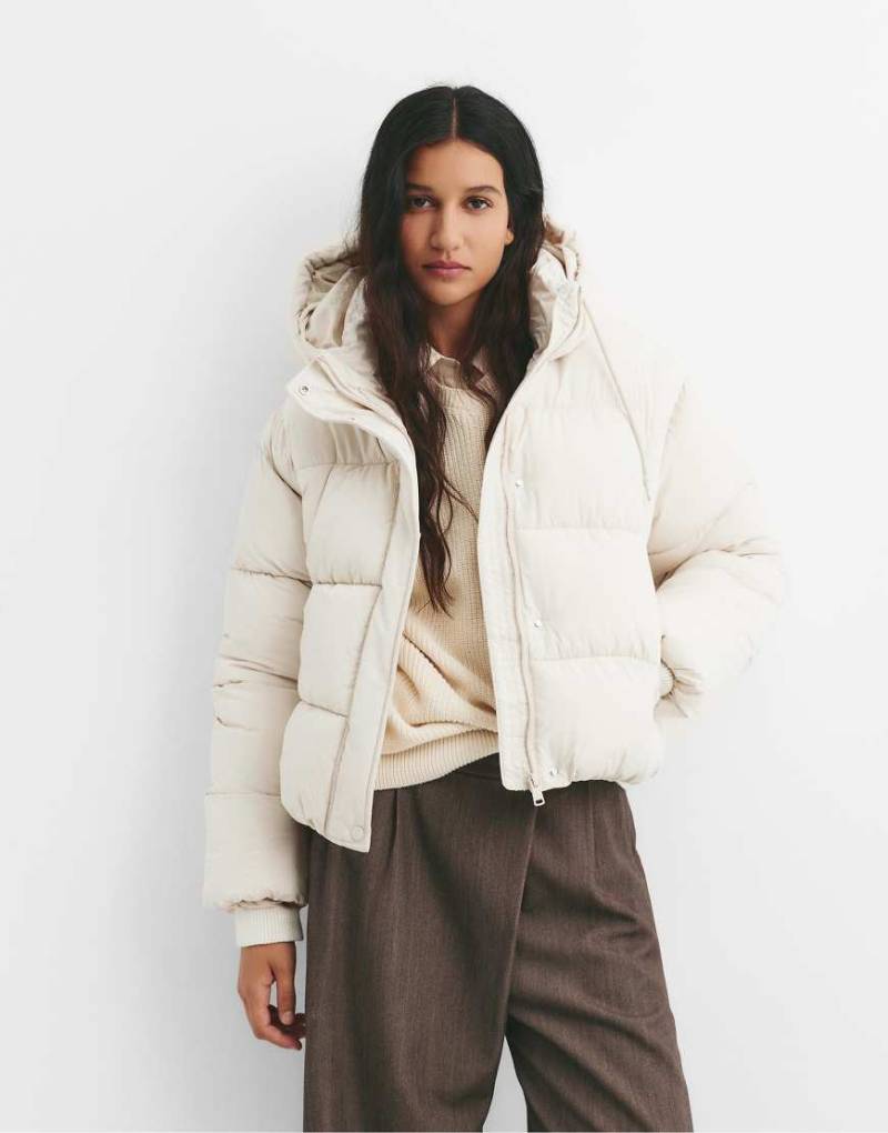 Pull & Bear - Kurze Steppjacke in Beige mit Kapuze-Neutral von Pull & Bear