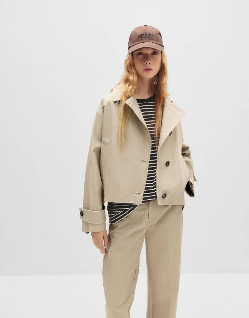Pull & Bear - Kurzer Trenchcoat in Sand mit voluminösen Ärmeln-Neutral von Pull & Bear