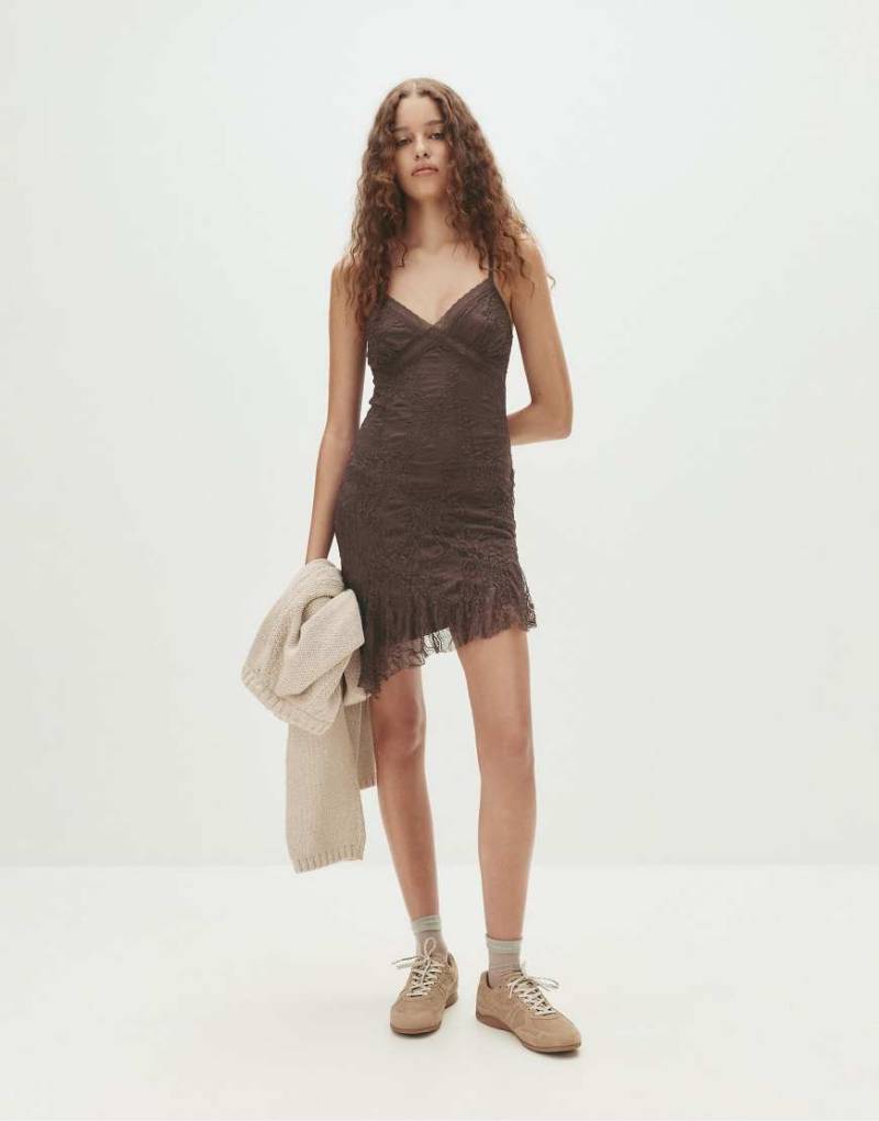 Pull & Bear - Kurzes, asymmetrisches Kleid aus Spitze in Braun-Brown von Pull & Bear