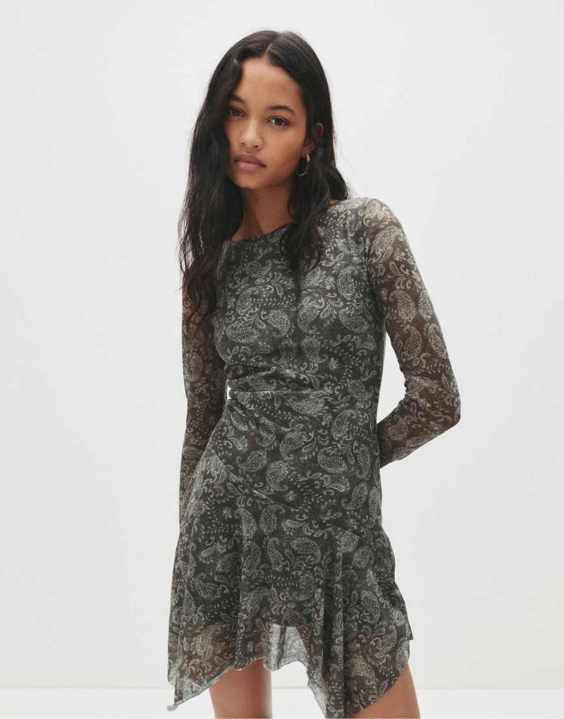 Pull & Bear - Kurzes, asymmetrisches Kleid in dunklem Khaki mit Paisleymuster-Grün von Pull & Bear