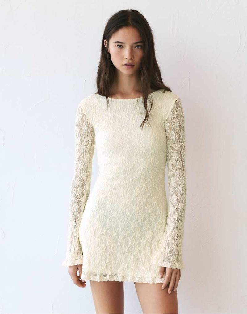 Pull & Bear - Kurzes, langärmliges Kleid aus Spitze in Beige-Neutral von Pull & Bear