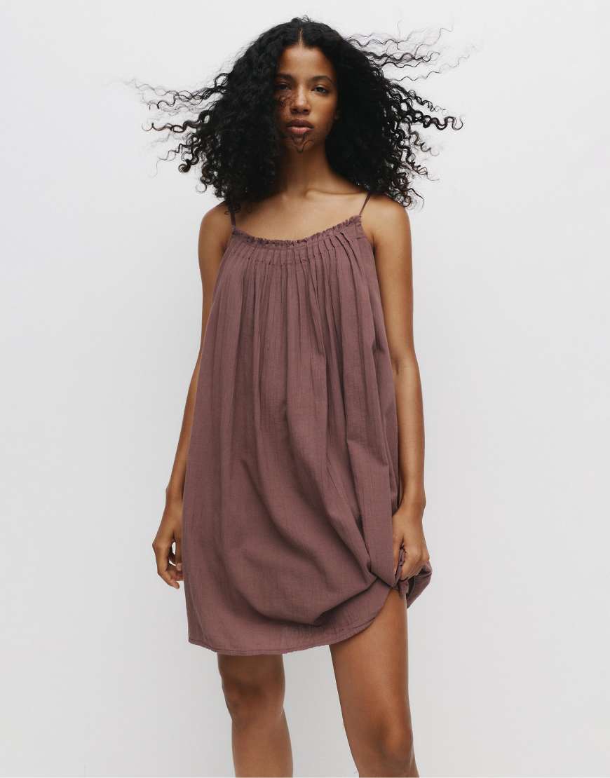 Pull & Bear - Kurzes, rustikales Kleid in Aubergine-Rot Pull & Bear - Kurzes, rustikales Kleid in Aubergine-Rot von Pull & Bear