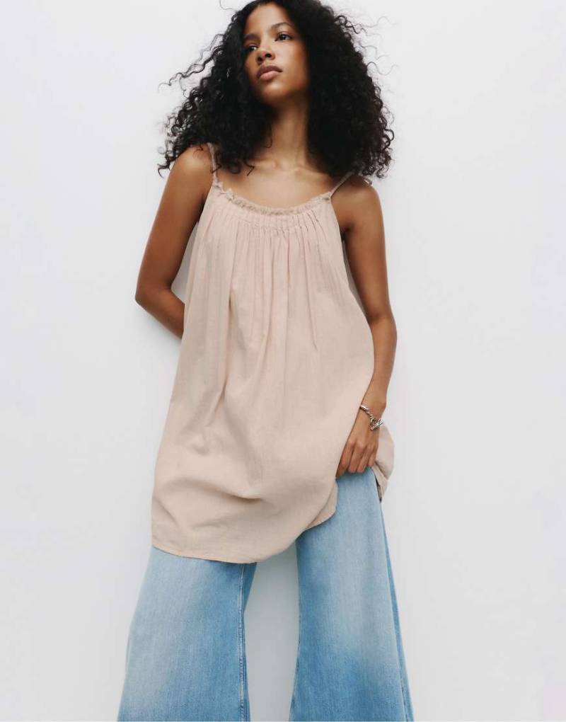 Pull & Bear - Kurzes, rustikales Kleid in blassem Rosa Pull & Bear - Kurzes, rustikales Kleid in blassem Rosa von Pull & Bear