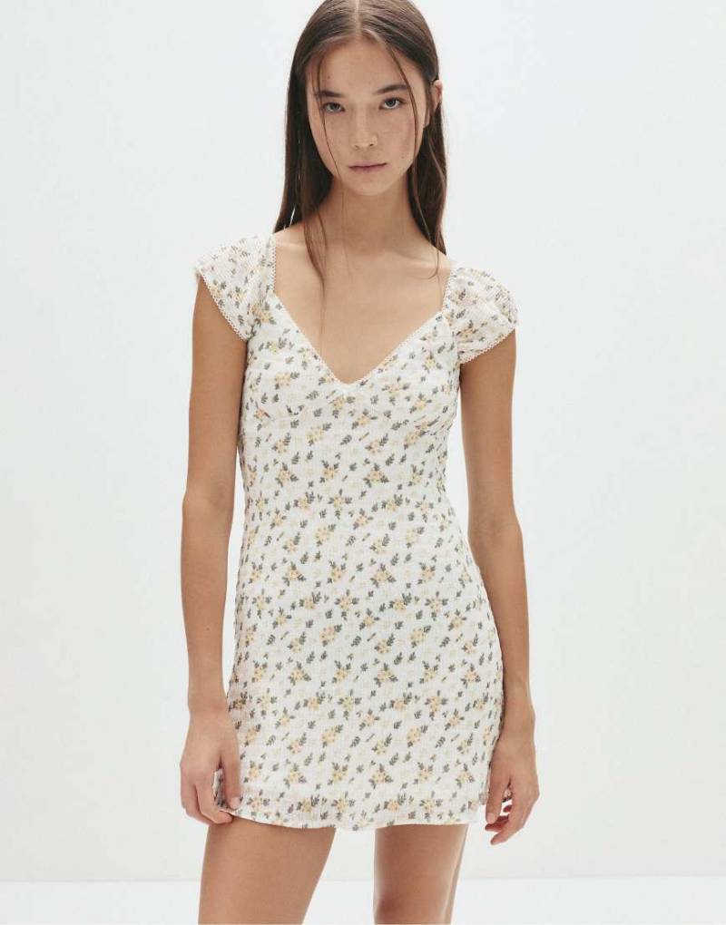 Pull & Bear - Kurzes, strukturiertes Kleid in Gelb mit Blumenmuster von Pull & Bear