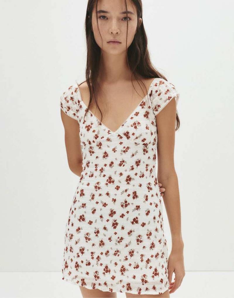 Pull & Bear - Kurzes, strukturiertes Kleid in Kupfer mit Blumenmuster von Pull & Bear