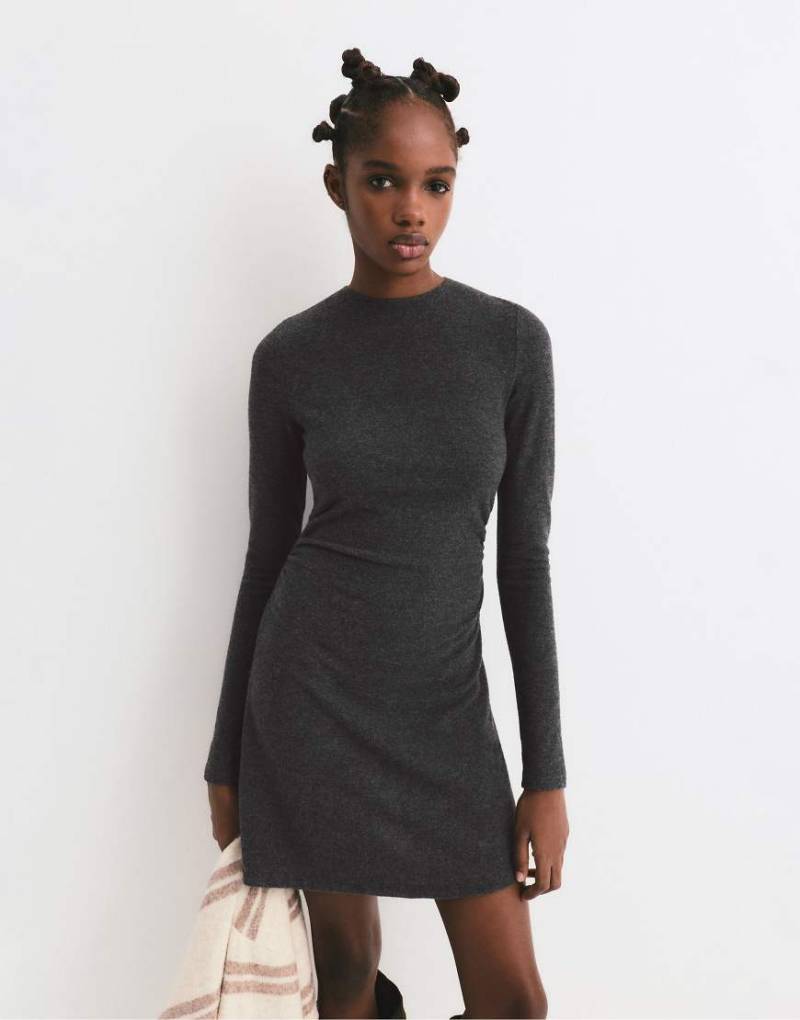 Pull & Bear - Kurzes, weiches Kleid in Dunkelgrau von Pull & Bear