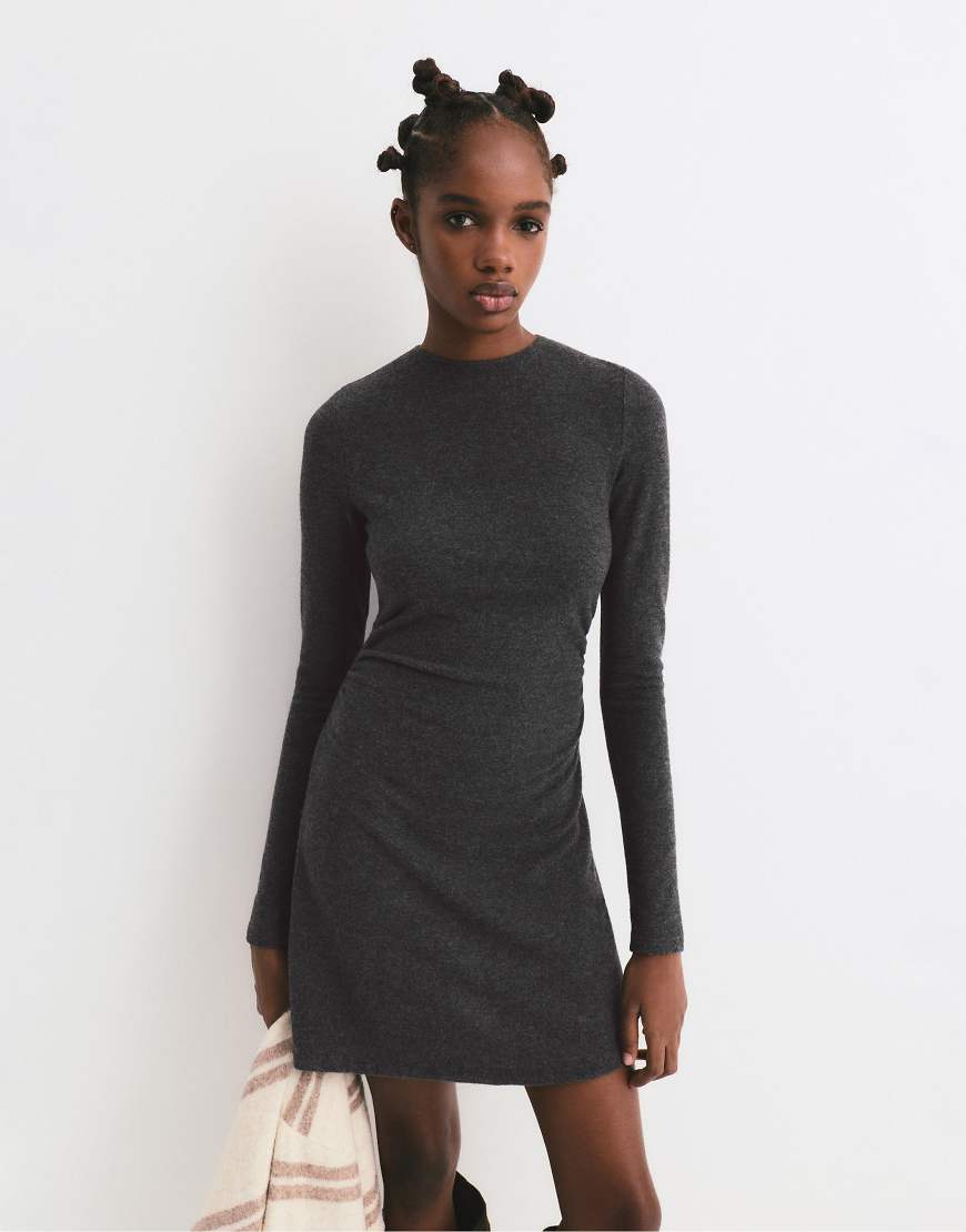 Pull & Bear - Kurzes, weiches Kleid in Dunkelgrau von Pull & Bear
