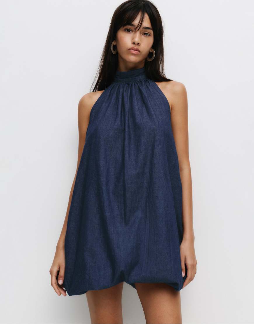 Pull & Bear - Kurzes Denim-Neckholderkleid in Dunkelblau Pull & Bear - Kurzes Denim-Neckholderkleid in Dunkelblau von Pull & Bear