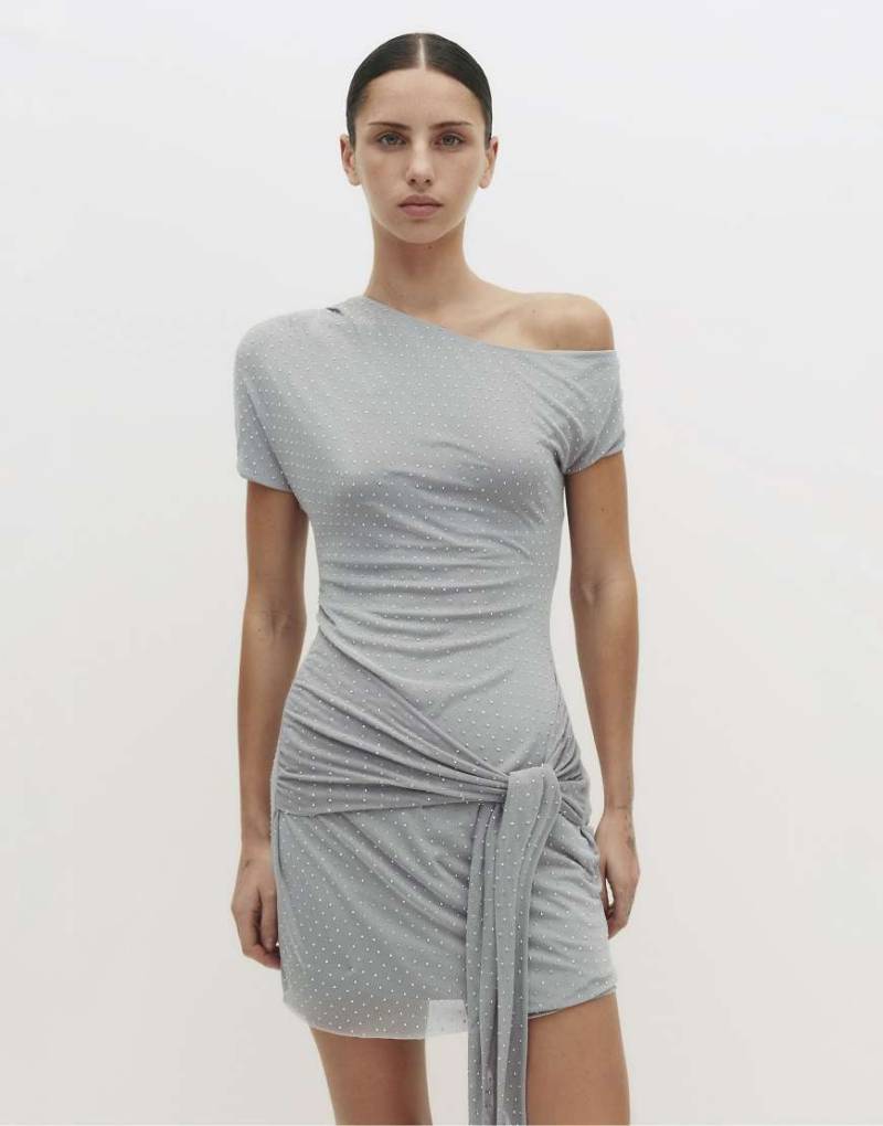 Pull & Bear - Kurzes Kleid in Grau mit Strassverzierung und Bindedetail Pull & Bear - Kurzes Kleid in Grau mit Strassverzierung und Bindedetail von Pull & Bear
