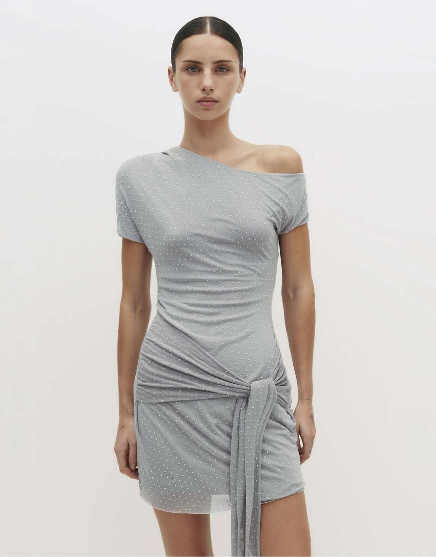 Pull & Bear - Kurzes Kleid in Grau mit Strassverzierung und Bindedetail von Pull & Bear
