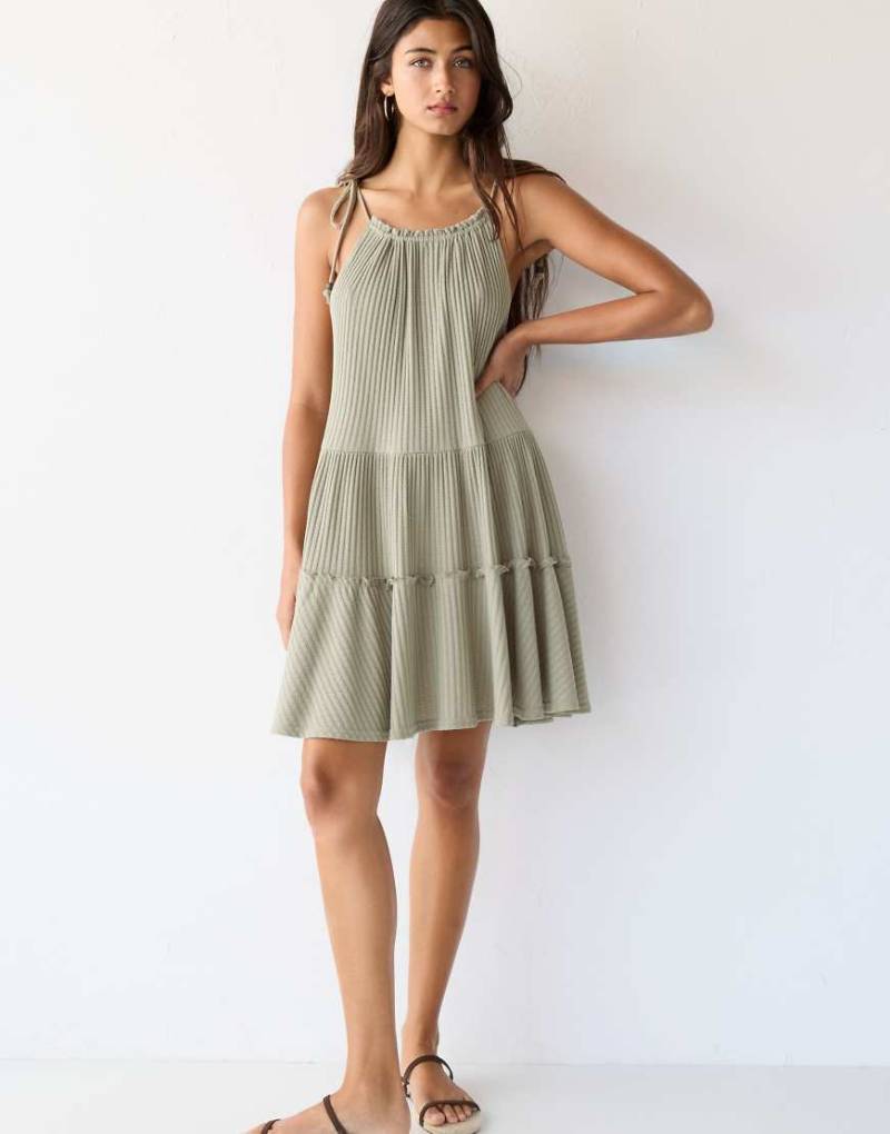 Pull & Bear - Kurzes Kleid in Khaki mit Bahnendesign-Grün von Pull & Bear
