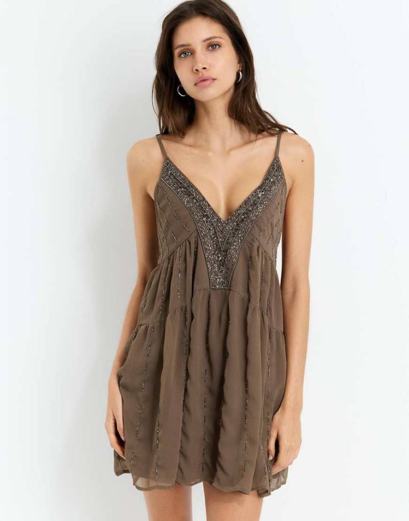 Pull & Bear - Kurzes Kleid in Maulwurfbraun mit Perlenverzierung von Pull & Bear