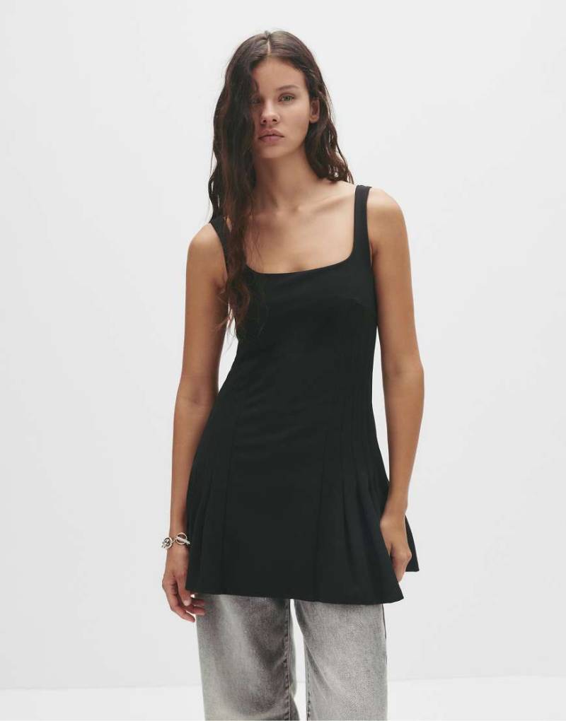 Pull & Bear - Kurzes Kleid in Schwarz mit Kellerfalten Pull & Bear - Kurzes Kleid in Schwarz mit Kellerfalten von Pull & Bear