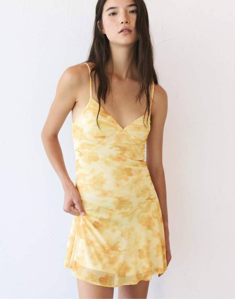 Pull & Bear - Kurzes Kleid in gemustertem Gelb von Pull & Bear