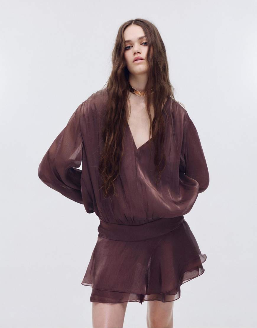 Pull & Bear - Kurzes Kleid in schimmerndem Kastanienbraun mit Rüschen-Rot von Pull & Bear